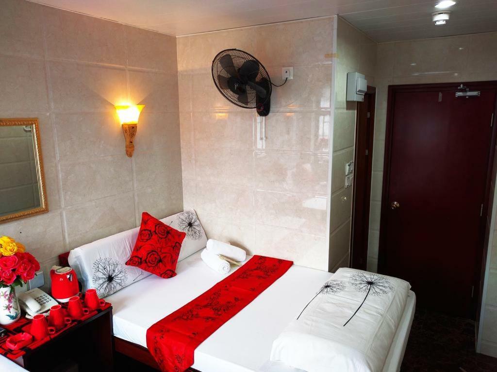 Hostel 16 Paris Guest House Block E Reception 10Th Floor Hong Kong Exterior photo
